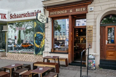 Widok na część wypoczynkową na świeżym powietrzu i wejście do Beard Brothers & Sisters Leipzig, bar z przekąskami, catering, część wypoczynkowa na świeżym powietrzu