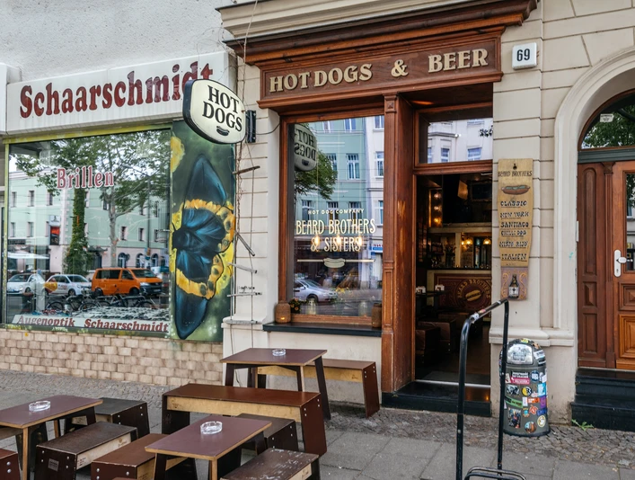 Beard Brothers & Sisters - Gastronomie in Leipzig Blick auf den Freisitz und den Eingang des Beard Brothers & Sisters Leipzig, Imbiss, Gastronomie, Freisitz