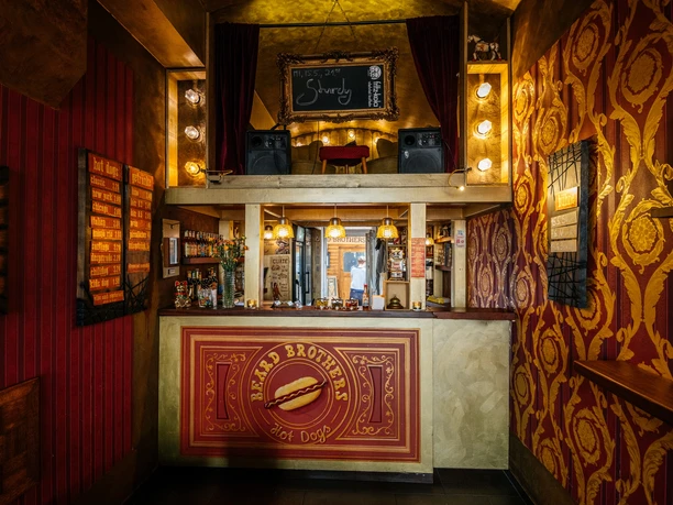 Beard Brothers & Sisters bar - Gastronomie v Lipsku Pohled na umně navržený tmavý pult restaurace Beard Brothers & Sisters Leipzig, gastronomie, snack bar