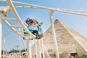 Les montagnes russes Cobra des Amun Ra au parc d'attractions Belantis le royaume de l'aventure avec la plus haute pyramide d'Europe, équipement de loisirs, famille, expérience