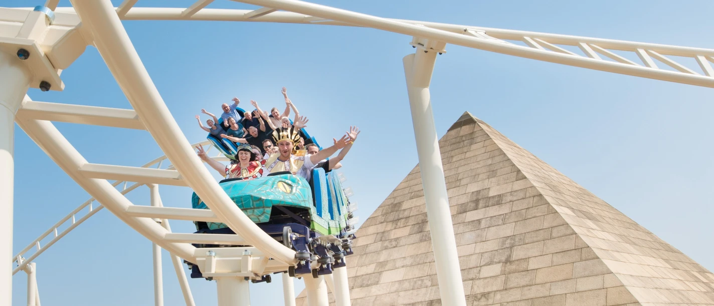 Cobra des Amun Ra im BELANTIS AbenteuerReich - Leipzig für Familien Die Achterbahn Cobra des Amun Ra im Freizeitpark Belantis das AbenteuerReich mit der höchsten Pyramide Europas, Freizeiteinrichtung, Familie, Erlebnis