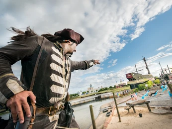 Pirat im BELANTIS AbenteuerReich - Leipzig für Familien Ein Pirat im Freizeipark Belantis das Abenteuerreich blickt auf die Küste der Entdecker, Freizeiteinrichtung, Familie, Erlebnis