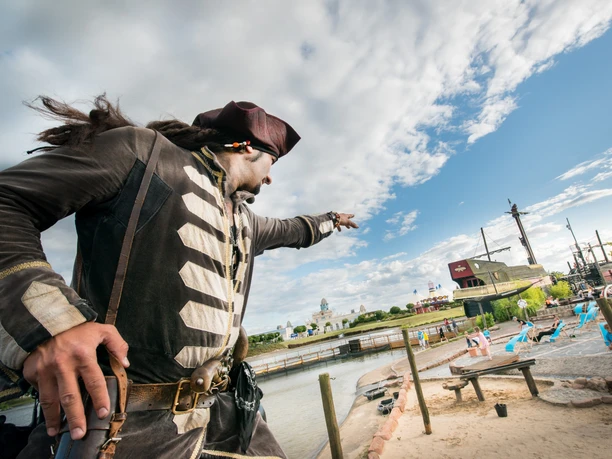 Pirat im BELANTIS AbenteuerReich - Leipzig für Familien Ein Pirat im Freizeipark Belantis das Abenteuerreich blickt auf die Küste der Entdecker, Freizeiteinrichtung, Familie, Erlebnis