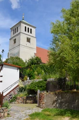 St. Marienkirche zu Schildau - Sehenswürdigkeiten in der Leipzig Region Blick auf das imposante Kirchgebäude mit Glockenturm in grüner Umgebung, Kirche, Kultur, Architektur