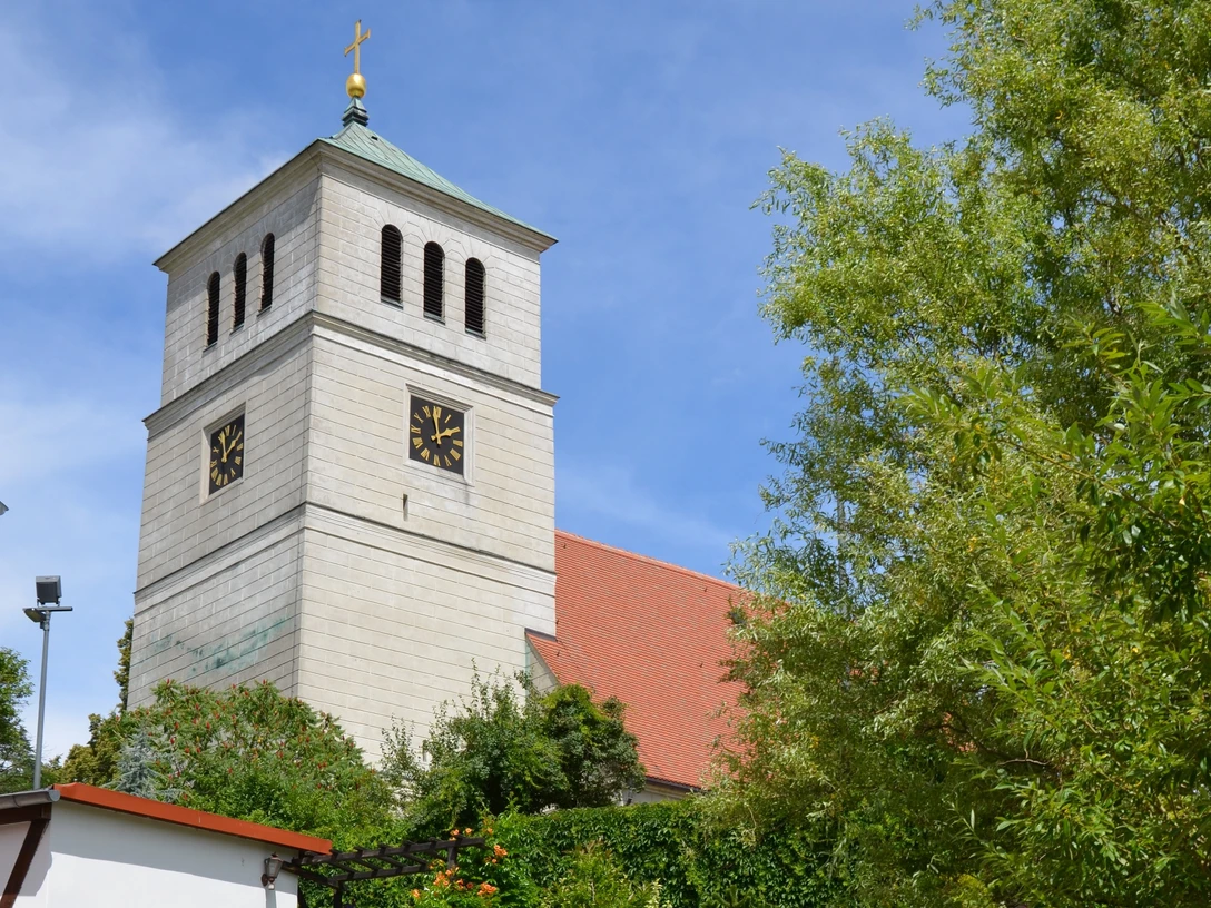 St. Marienkirche zu Schildau - Sehenswürdigkeiten in der Leipzig Region Blick auf das imposante Kirchgebäude mit Glockenturm in grüner Umgebung, Kirche, Kultur, Architektur