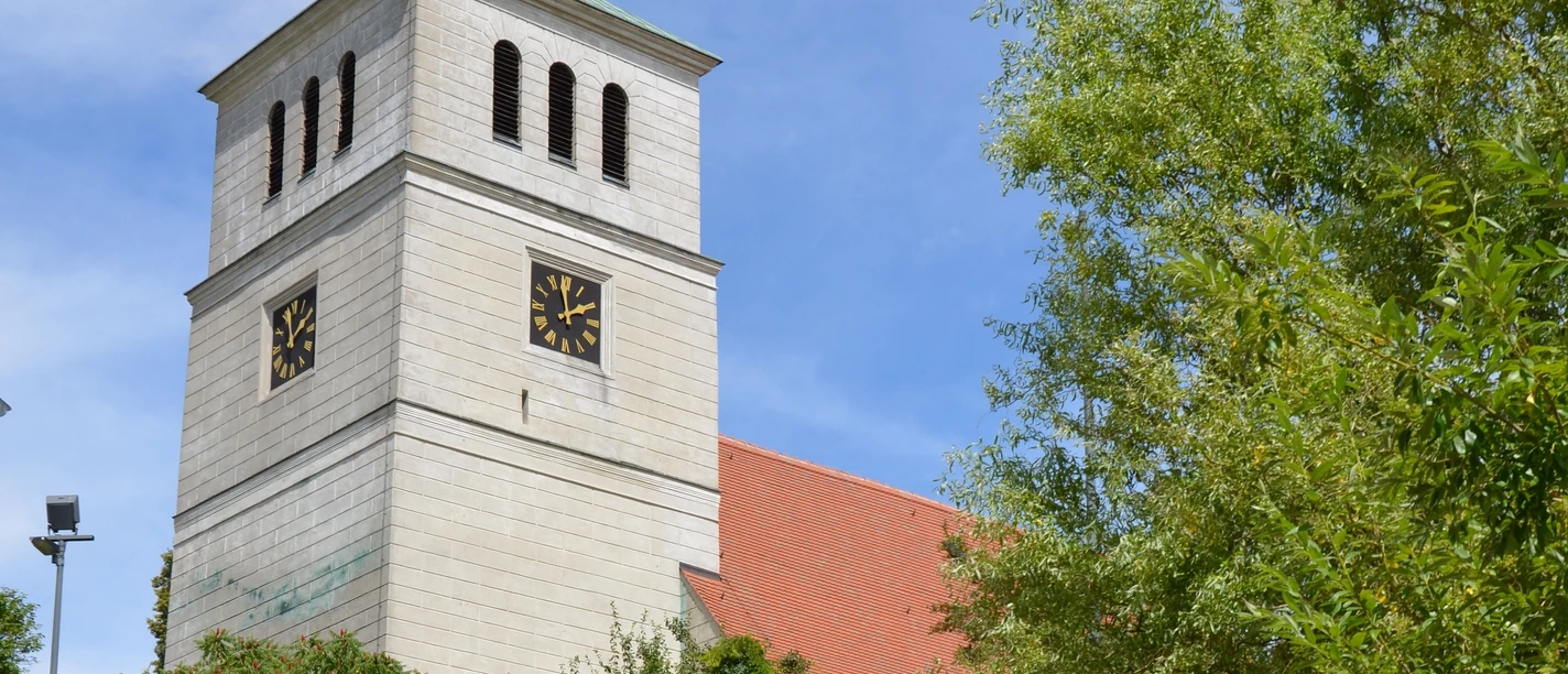 St. Marienkirche zu Schildau - Sehenswürdigkeiten in der Leipzig Region Blick auf das imposante Kirchgebäude mit Glockenturm in grüner Umgebung, Kirche, Kultur, Architektur