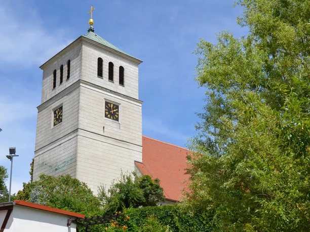 St. Marienkirche zu Schildau - Sehenswürdigkeiten in der Leipzig Region Blick auf das imposante Kirchgebäude mit Glockenturm in grüner Umgebung, Kirche, Kultur, Architektur