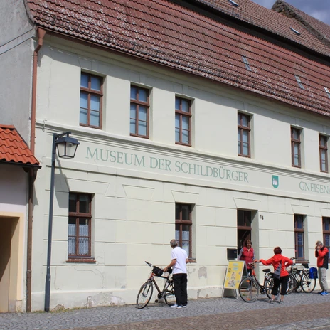 L'auberge historique "Weintraube" abrite aujourd'hui le musée des Schildbürger et le musée Gneisenaum, Culture, Histoire