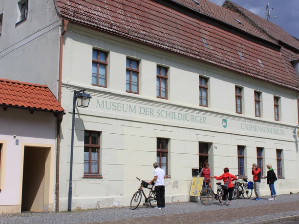 The historic "Weintraube" inn is now home to the Schildbürger Museum and the Gneisenaumuseum, culture, history