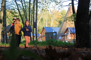 Forsthof Planitzwald - Wandern in der Leipzig Region Blick auf den idyllisch im Landschafts- und Naturschutzgebiet Mittlere Mulde gelegenen Forsthof Planitz, im Vordergrund gehen Kinder im Wald auf Entdeckungstour, Natur, Wandern, Aktiv