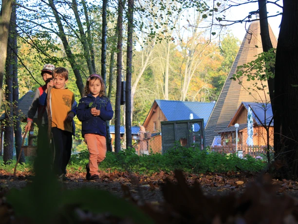 Forsthof Planitzwald - Wandern in der Leipzig Region Blick auf den idyllisch im Landschafts- und Naturschutzgebiet Mittlere Mulde gelegenen Forsthof Planitz, im Vordergrund gehen Kinder im Wald auf Entdeckungstour, Natur, Wandern, Aktiv