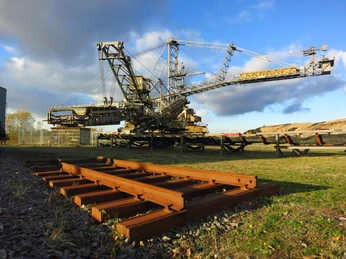Absetzer im Bergbau-Technik-Park - Industriekultur in der Leipzig Region Blick auf einen großen Absetzer im Bergbau-Technik-Park