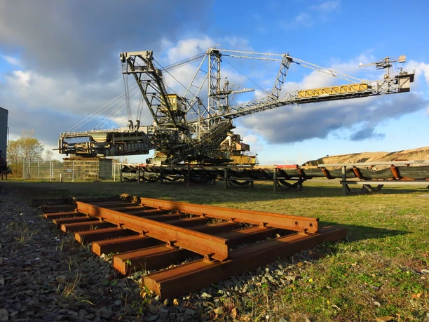 Absetzer im Bergbau-Technik-Park - Industriekultur in der Leipzig Region Blick auf einen großen Absetzer im Bergbau-Technik-Park