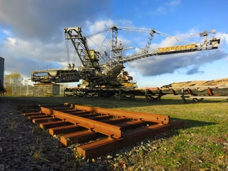 Odchovanci v Hornickém technologickém parku - Průmyslová kultura v Lipsku Pohled na velký rozmetací stroj v Hornickém technologickém parku