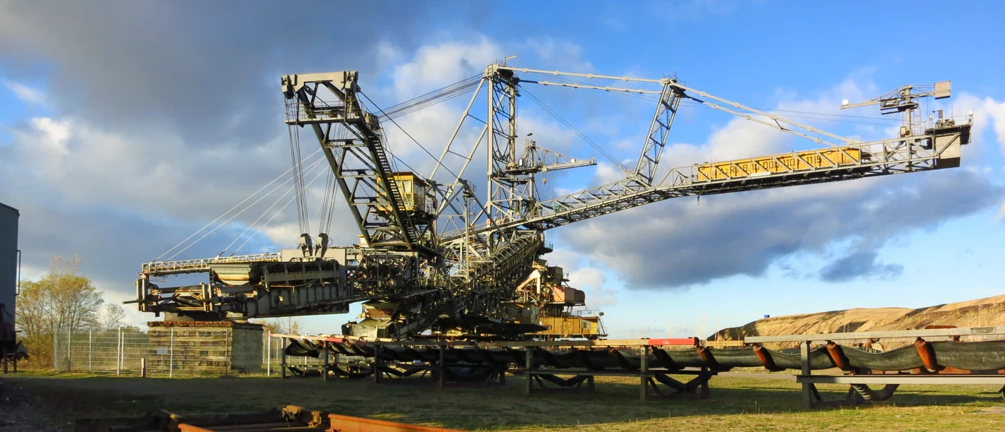 Pohled na velký rozmetací stroj v Hornickém technologickém parku