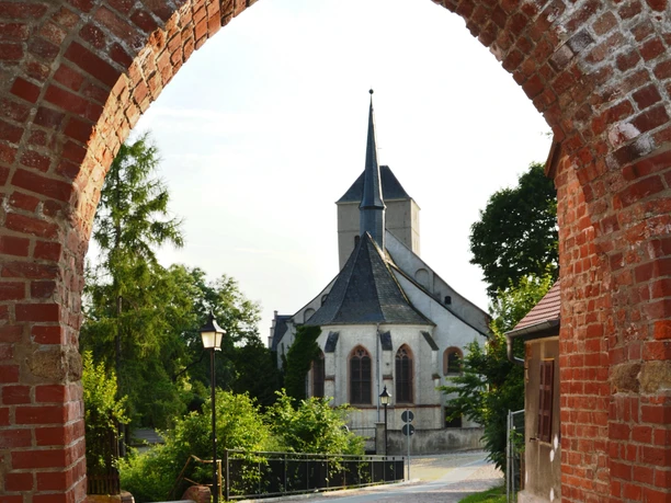 Bergkirche St. Marien Eilenburg - Zajímavá místa v regionu Lipsko Pohled do lodi horského kostela St. Marien románským obloukem, kultura, památky