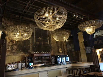 Bar des Beyerhauses - Gastronomie in Leipzig Blick auf die Bar des Beyerhauses und die opulenten Kronleuchter, Events, Veranstaltungen