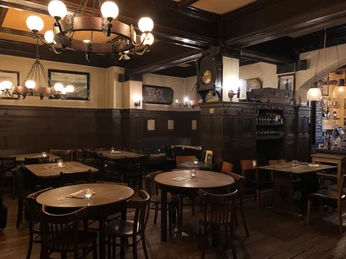 Sitzplätze im Beyerhaus - Gastronomie in Leipzig Sitzecke aus dunklem Holz im Innenraum des Beyerhauses mit Gründerzeitarchitektur, Events, Gastronomie