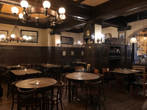 Sitzplätze im Beyerhaus - Gastronomie in Leipzig Sitzecke aus dunklem Holz im Innenraum des Beyerhauses mit Gründerzeitarchitektur, Events, Gastronomie