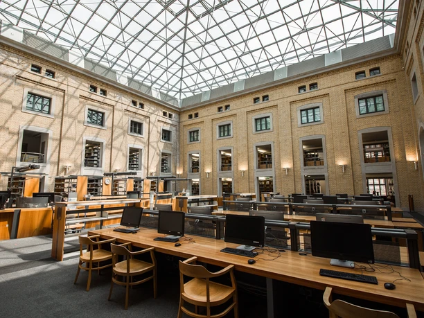Lesesaal der Bibliotheca Albertina - Sehenswürdigkeiten in Leipzig Blick in den Lesesaal der Bibliotheca Albertina mit vielen Computer-Sitzplätzen und einer lichtdurchfluteten Kuppel, Universität, Bildung, Sehenswürdigkeit