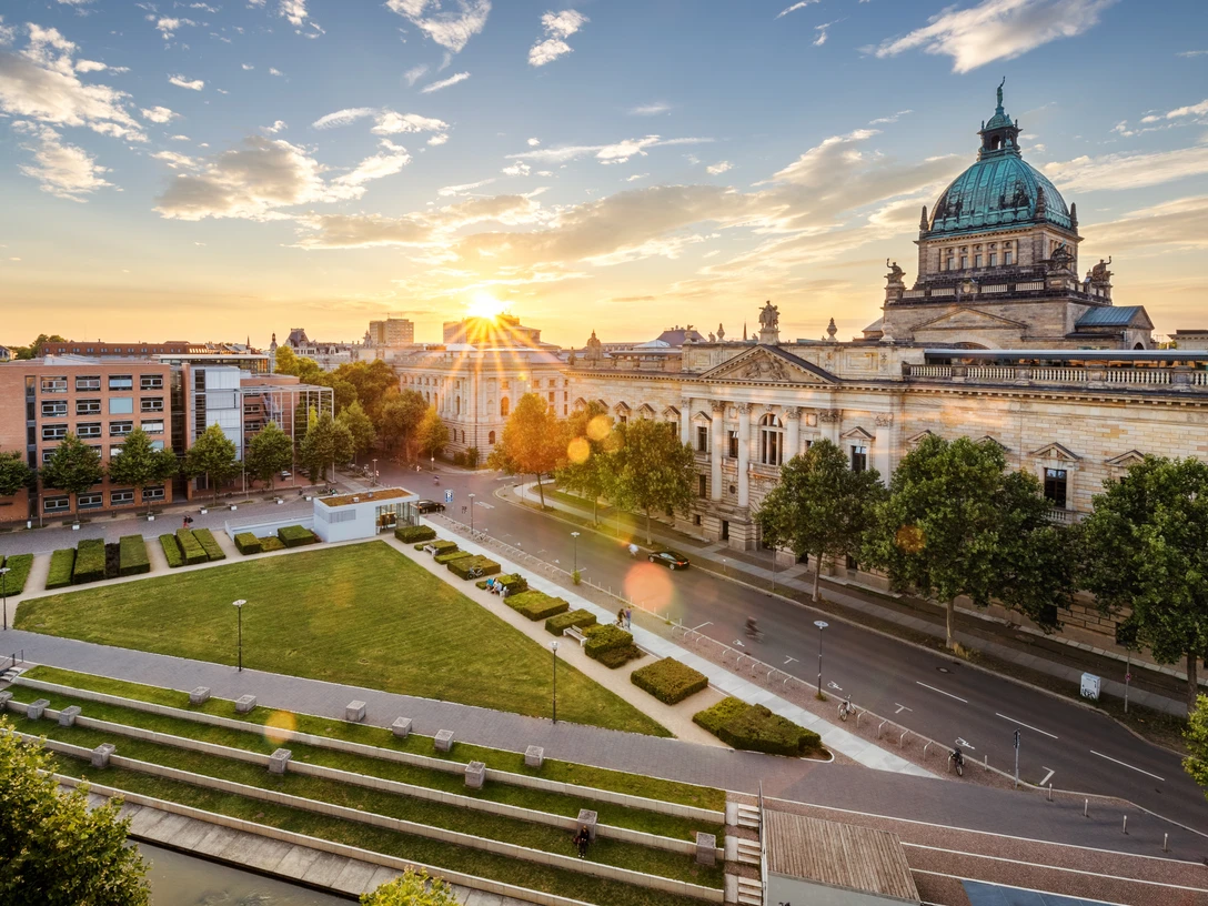 Bundesverwaltungsgericht und Bibliotheca Albertina - Sehenswürdigkeiten in Leipzig Das imposante Bundesverwaltungsgericht mit angrenzender Bibliotheca Albertina und GWZ im Sonnenuntergang, Universität, Sehenswürdigkeiten