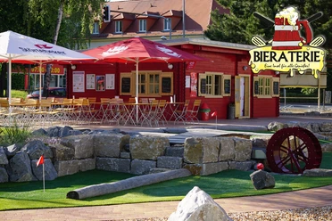Abenteuergolfpark Groitzsch mit Bieraterie - Freizeiterlebnisse in der Leipzig Region Biergarten der Bieraterie am Abenteuergolfpark Groitzsch, Gastronomie, Kulinarik, Freizeit