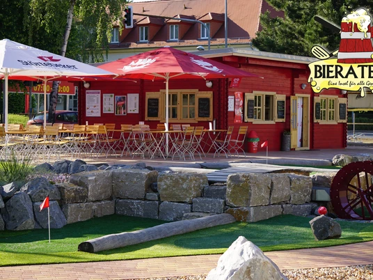 Abenteuergolfpark Groitzsch mit Bieraterie - Freizeiterlebnisse in der Leipzig Region Biergarten der Bieraterie am Abenteuergolfpark Groitzsch, Gastronomie, Kulinarik, Freizeit