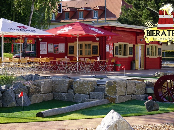 Abenteuergolfpark Groitzsch mit Bieraterie - Freizeiterlebnisse in der Leipzig Region Biergarten der Bieraterie am Abenteuergolfpark Groitzsch, Gastronomie, Kulinarik, Freizeit