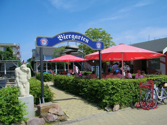 Biergarten Pier 1 am Cospudener See - Leipziger Neuseenland Biergarten mit Besuchern und roten Schirmen bei Sonnenschein am Cospudener See, Gastronomie, Biergarten, Freizeit