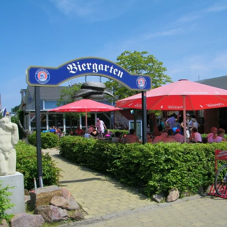 Jardin de bière avec visiteurs et parasols rouges sous le soleil au bord du lac Cospudener See, gastronomie, jardin de bière, loisirs