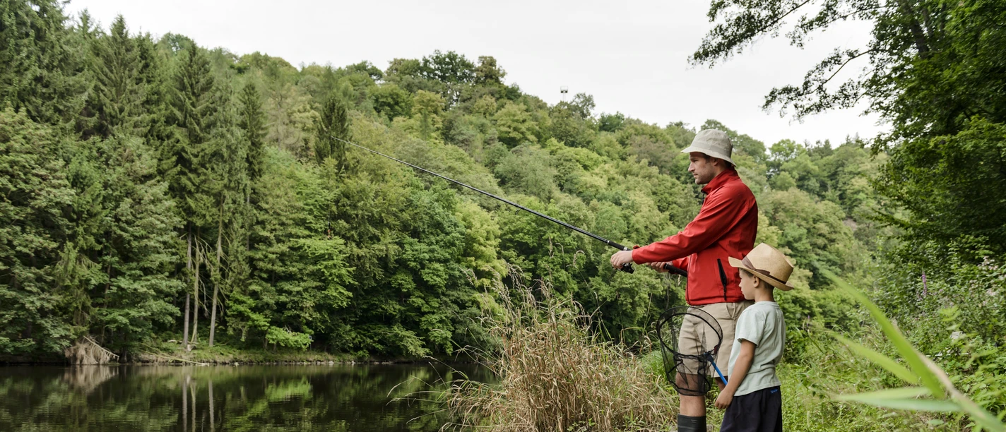 Angler an der Zschopau - Freizeit in der Leipzig Region Ein Mann und ein Kind stehen in Anglerausrüstung an der Zschopau, Freizeit, Familie