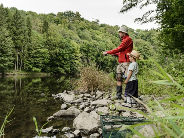 Angler an der Zschopau - Freizeit in der Leipzig Region Ein Mann und ein Kind stehen in Anglerausrüstung an der Zschopau, Freizeit, Familie