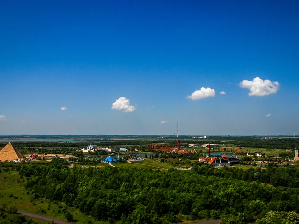 Z wieży Bismarcka roztacza się rozległy widok na Nowe Pojezierze Lipskie i na