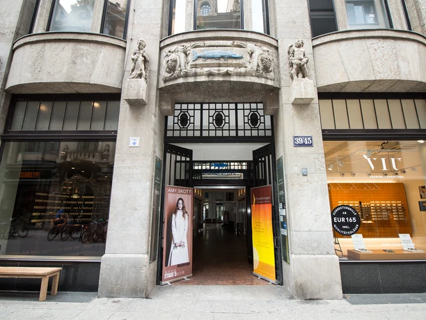 Eingang zur Passage Blauer Hecht - Architektur der Höfe und Passagen in Leipzig Blick auf den Eingang mit dem Blauen Hecht der ein Beispiel für die Architektur der Höfe und Passagen in Leipzig ist, Kultur, Architektur