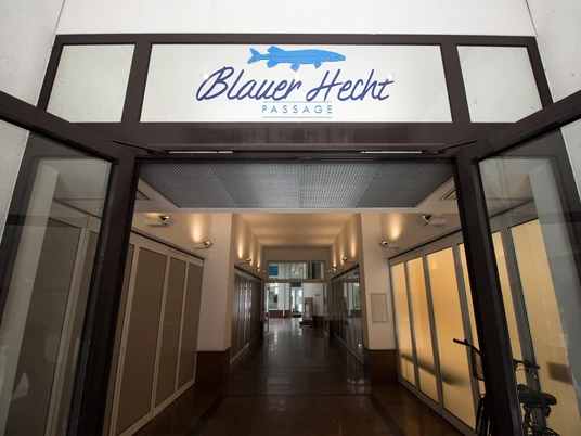 Durchgang der Passage Blauer Hecht - Architektur der Höfe und Passagen in Leipzig Der Durchgang Blauer Hecht dessen Eingang mit eben jenem Fisch verziert ist ist ein Beispiel für die Architektur der Höfe und Passagen in Leipzig, Kultur