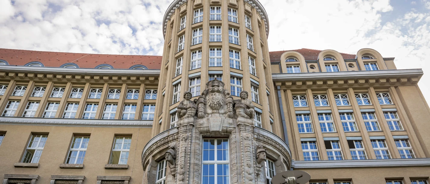 Pohled na průčelí Německé národní knihovny v Lipsku, jejíž součástí je také Muzeum knihy a písma, Památky, Literatura, Kulturní instituce, Vzdělávání