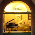 Blüthner Pianofabrik - Unternehmensbesichtigungen in Leipzig Blick in das Schaufenster der Blüthner Pianofabrik am Naschmarkt Leipzig, Musik, Unternehmen, Führungen, Kultur