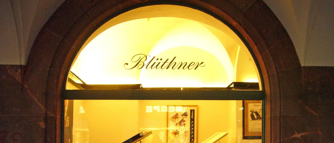 Blüthner Pianofabrik - Unternehmensbesichtigungen in Leipzig Blick in das Schaufenster der Blüthner Pianofabrik am Naschmarkt Leipzig, Musik, Unternehmen, Führungen, Kultur