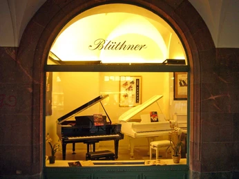 Blüthner Pianofabrik - Unternehmensbesichtigungen in Leipzig Blick in das Schaufenster der Blüthner Pianofabrik am Naschmarkt Leipzig, Musik, Unternehmen, Führungen, Kultur