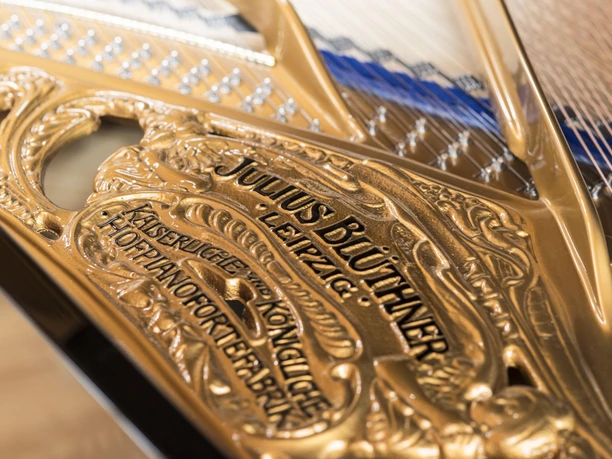 Blüthner Pianofabrik - Musikstadt Leipzig Schriftzug auf vergoldetem Teil eines Pianos "Julius Blüthner Leipzig - Kaiserliche und königliche Hofpianofortefabrik". Musikstadt, Instrument, Piano.