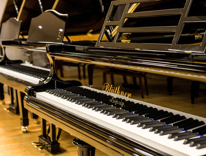 Blüthner Pianofabrik - Musikstadt Leipzig In der Ausstellung in der Pianofortefabrik Blüthner in Großpösna gibt es eine Vielzahl an Pianos zu sehen. Musikstadt, Instrumente, Piano