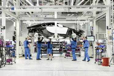BMW-Werk Leipzig - Wirtschaft in Leipzig Blick in die Betriebshalle des BMW-Werk Leipzig das im Rahmen von Werksführungen besichtigt werden kann, Wirtschaft, Moderne Architektur in Leipzig