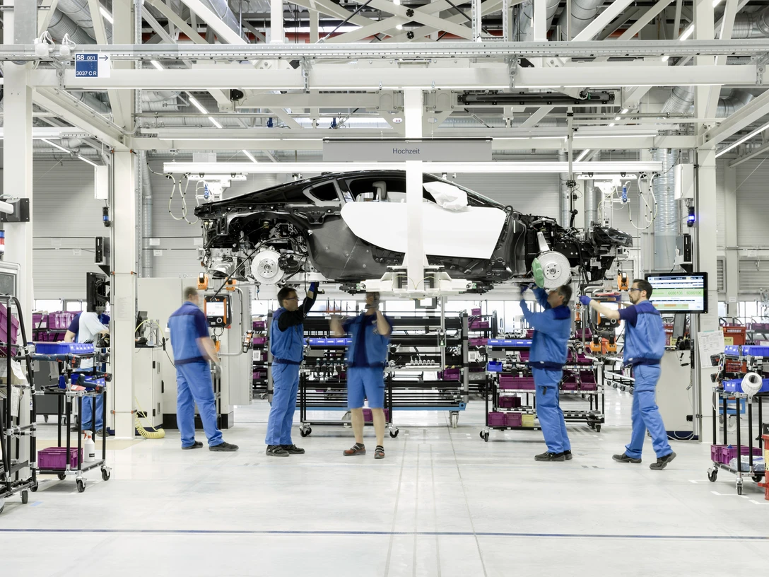 BMW-Werk Leipzig - Wirtschaft in Leipzig Blick in die Betriebshalle des BMW-Werk Leipzig das im Rahmen von Werksführungen besichtigt werden kann, Wirtschaft, Moderne Architektur in Leipzig