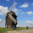 Bockwindmühle Kühnitzsch - Industriekultur in der Leipzig Region Blick auf die Bockwindmühle Kühnitzsch, im Vordergrund fährt ein Kind mit dem Fahrrad vorbei, Region, Industriekultur, Familienausflug