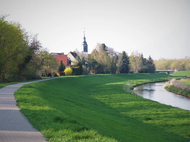 Pleißeradweg bei Böhlen - Radfahren in der Leipzig Region Blick auf den Pleißeradweg bei Böhlen bei schönem Wetter, region, ausflug, freizeit