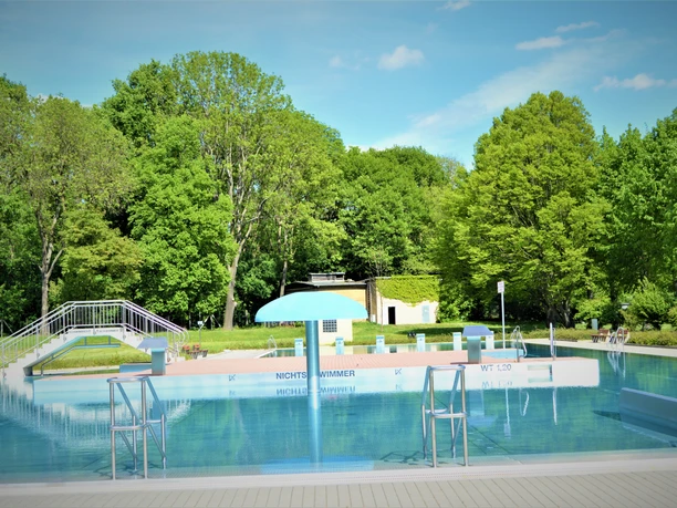 Piscine en plein air de Böhlen avec bassin et zone non-nageurs, loisirs, famille, baignade, natation