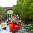 Kanutouren mit Abenteuer Freizeit - Freizeiterlebnisse in der Leipzig Region Eine Familie mit Kindern paddelt mit zwei Kanus über einen Kanal in Leipzig, Freizeit, Leipzig mit Kindern