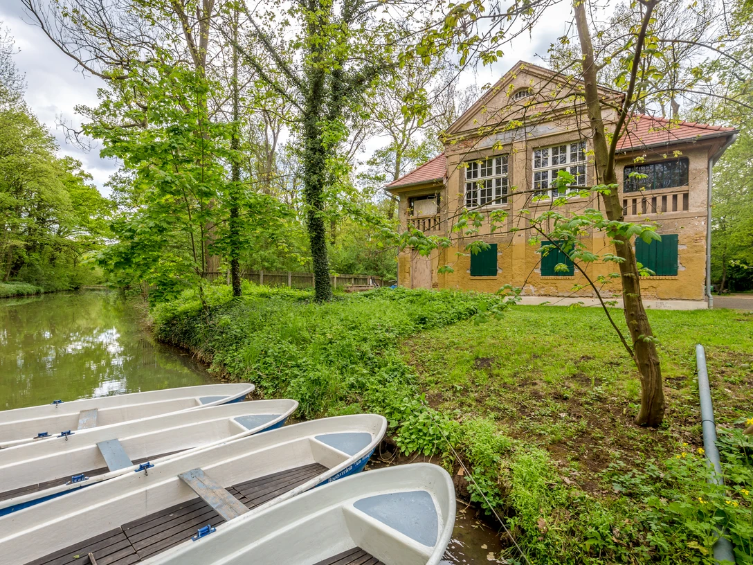 Bootsverleih am Wildpark - Wasserwege in Leipzig Boote auf dem Wasser an einer Anlegestelle beim Bootsverleih am Wildpark, Freizeiteinrichtungen in Leipzig, Wassersport, Kanufahren
