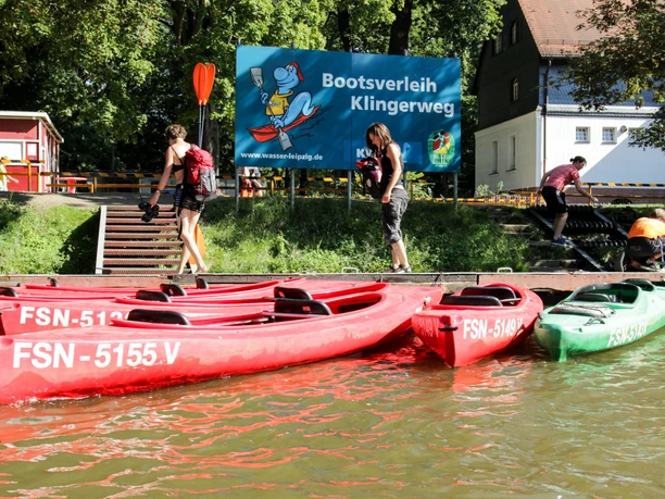 Bootsverleih am Klingerweg - Wasserwandern in Leipzig Mehrere Boote an einer Anlegestelle am Bootsverleih Klingerweg, Freizeit, Wassersport, Kanutour, Motorbootfahrt