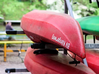 Bootsverleih am Klingerweg - Wasserwandern in Leipzig Kajaks in einer Haltevorrichtung am Bootsverleih Klingerweg, Freizeit, Wassersport, Motorbootfahrten, Kanufahren